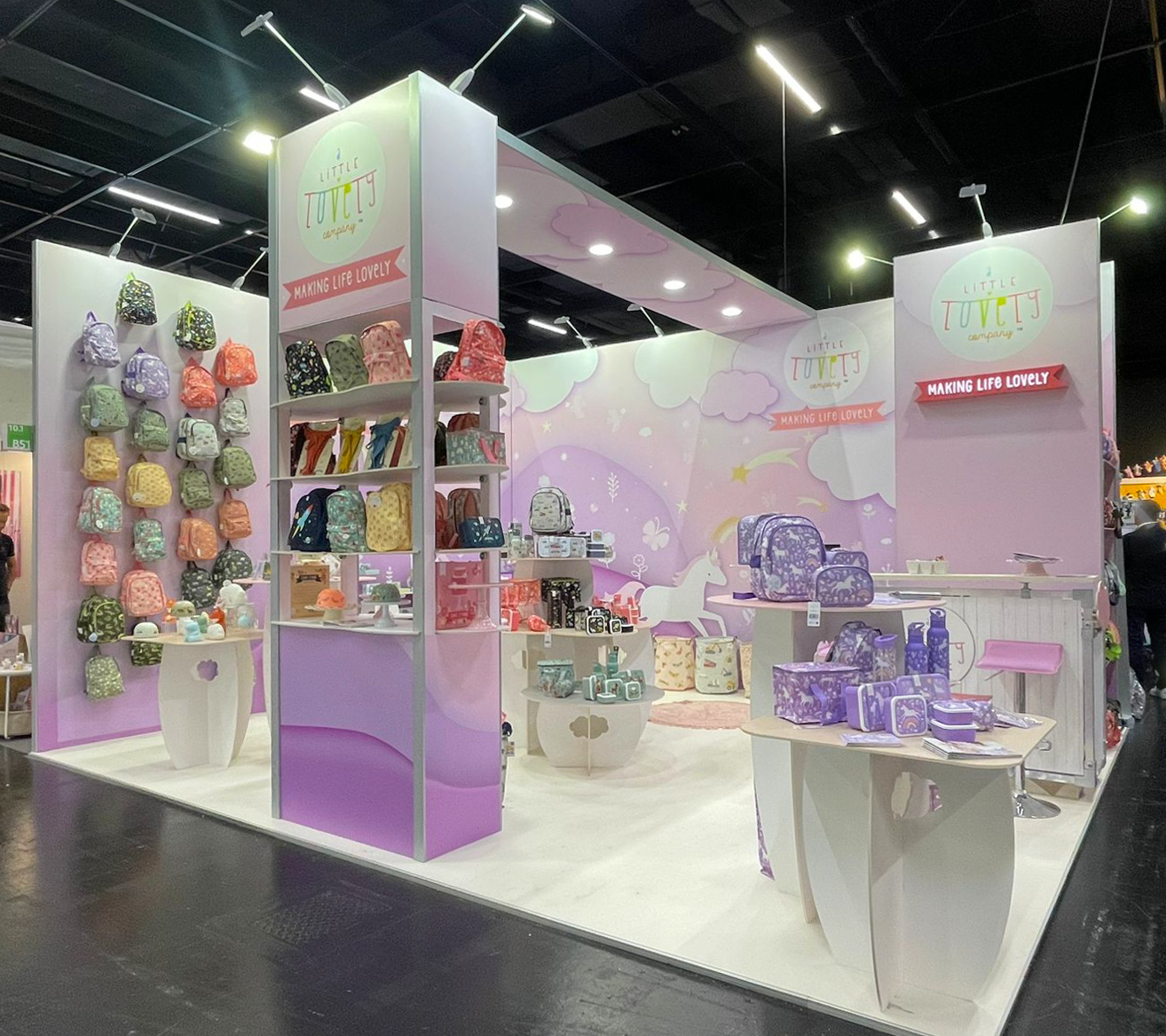 Beursstand met produkt displays